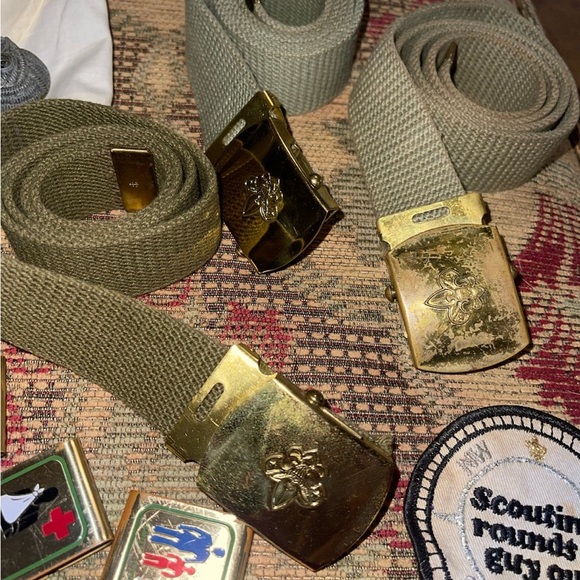 Very large lot of Boy Scout items, belts, patches, neck scarves - Picture 4 of 8